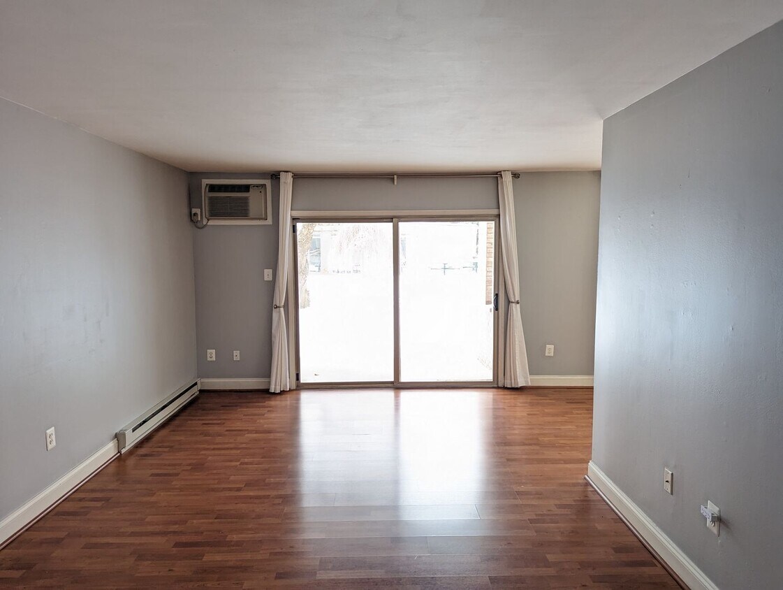 Foto principal - Two bedroom first floor condo in Jefferson...
