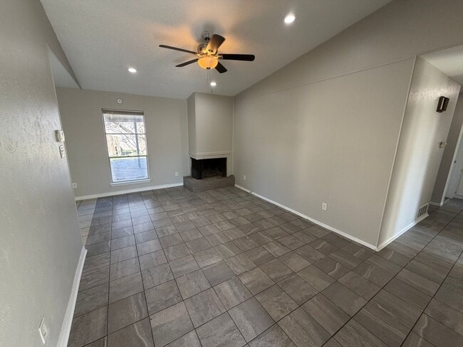 Building Photo - 315 Paldao Dr