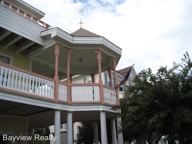 Building Photo - 3 br, 3.5 bath House - 301 Pinewell Dr