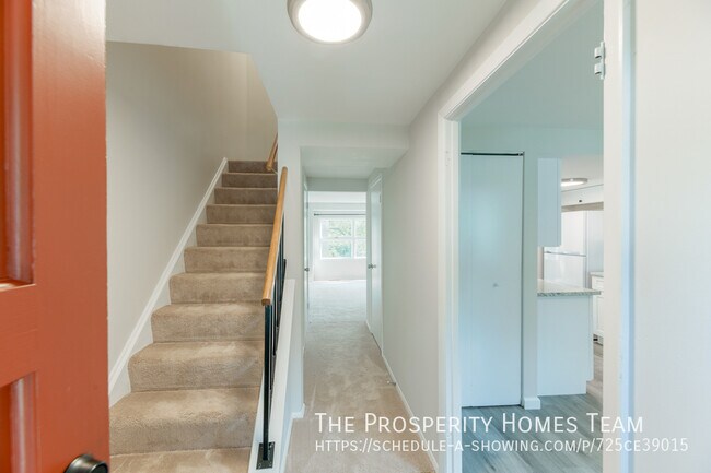 Building Photo - Beautifully updated townhouse in Harper's ...
