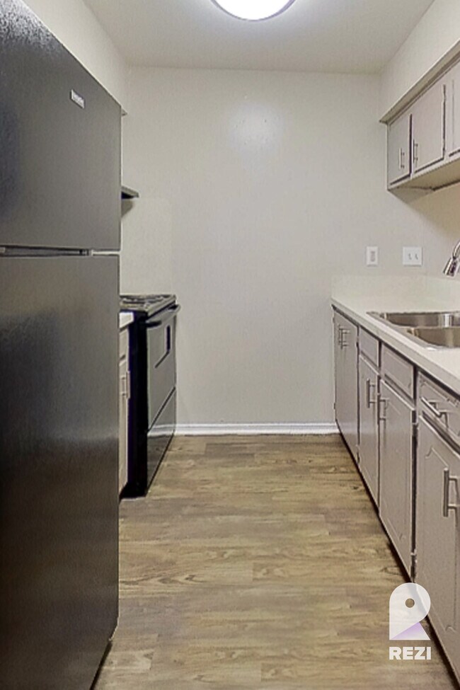 Foto del edificio - 7615 Grahamcrest Dr