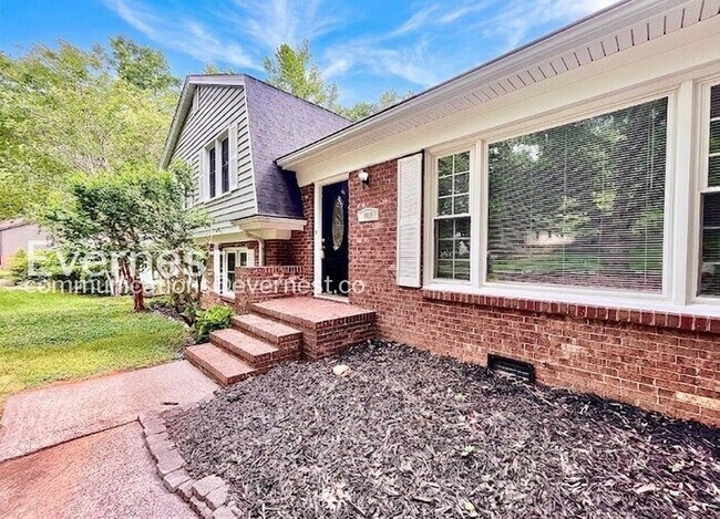 Foto del edificio - Home with Fenced Yard and Off-Street Parking / 3 Bed, 2.5 Bath / Voucher Accepted / Pet-friendly ...