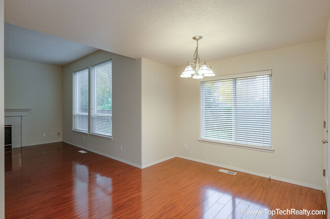 Building Photo - Beautiful 4 Bedrm* 2.5 Bath* Single Family...