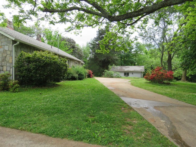 Building Photo - 1207 N Parker Rd