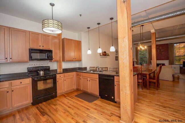 Building Photo - 387 3rd Ave