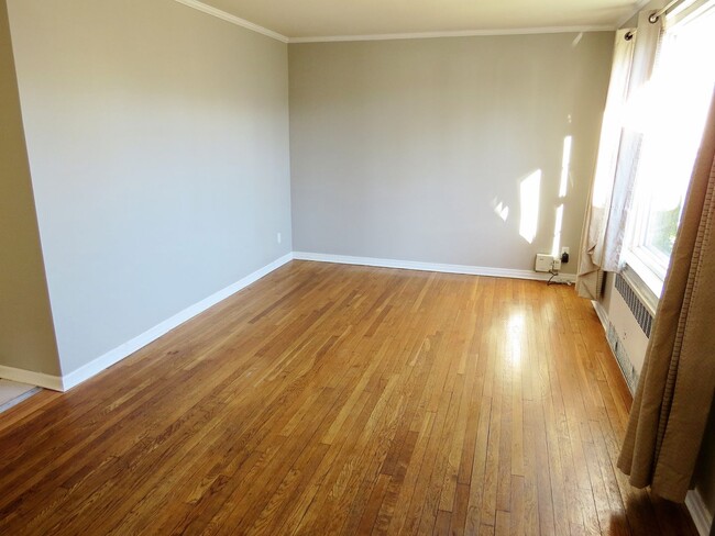 Foto del edificio - 6 Bedroom / 2 Full Bath