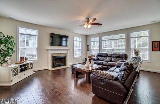 Foto del edificio - 5 br, 5.5 bath House - 11622 Pine Hollow Lane