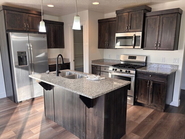 Building Photo - 4 bed | 2 1/2 bath | 2 car garage in Desert Canyon with washer/dryer/fridge!