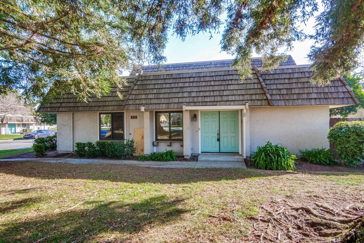 Primary Photo - Welcome to this single story 2 bed 2 bath ...