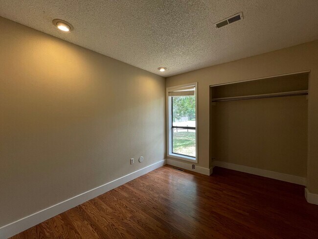 Building Photo - BEAUTIFUL 4 BED/2 BATH RANCH HOME IN CHARM...
