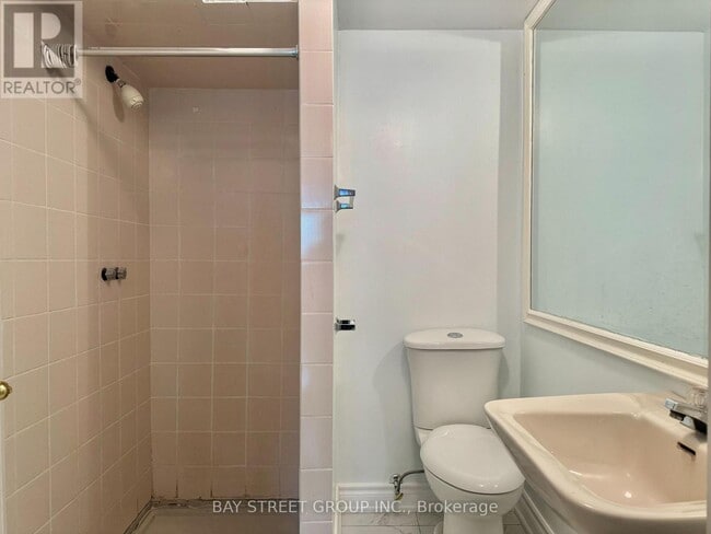 Building Photo - 8 Queensgate Ct