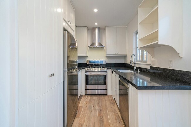 Building Photo - 511 Micheltorena St