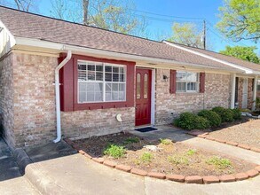 Building Photo - 10122 Shadow Wood Dr