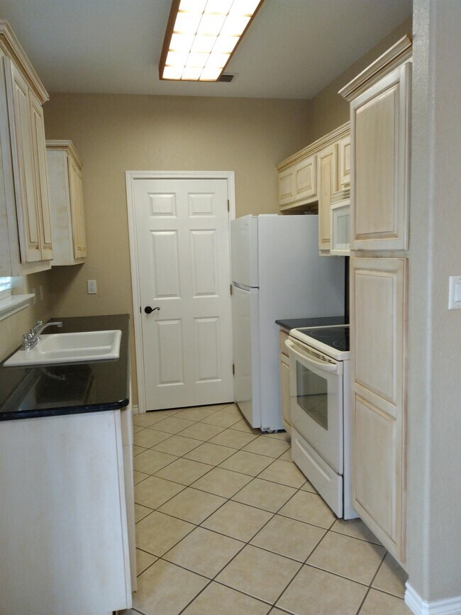 Building Photo - 603 E 8th St