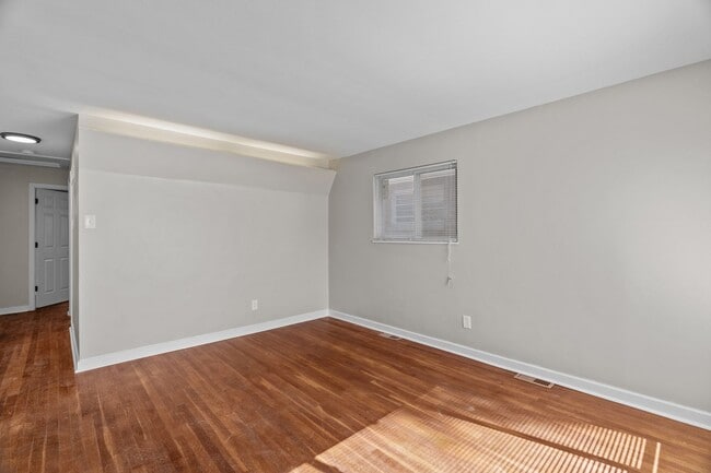 Building Photo - Charming 3-Bedroom, 1.5-Bath Single-Family Home