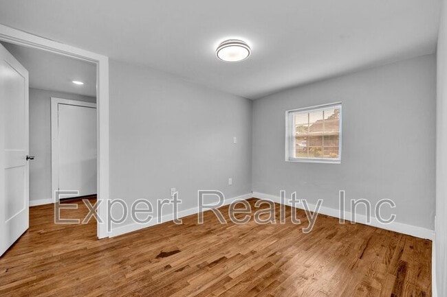 Building Photo - 546 55th St