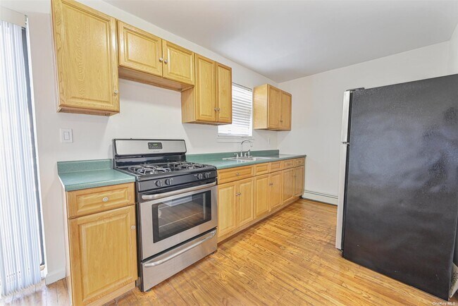 Building Photo - 214-16 40th Ave