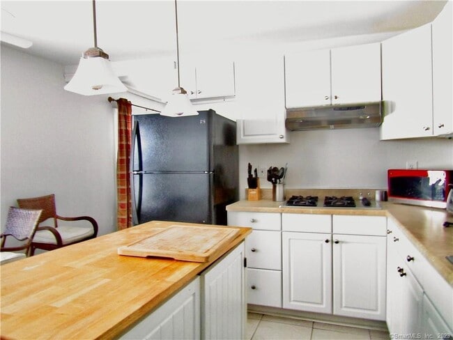 Building Photo - 702 E Broadway