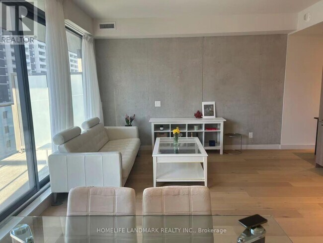 Photo du bâtiment - 81 Wellesley St E