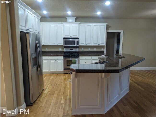 Foto del edificio - 4 br, 3 bath House - 5640 SW Stott Ave