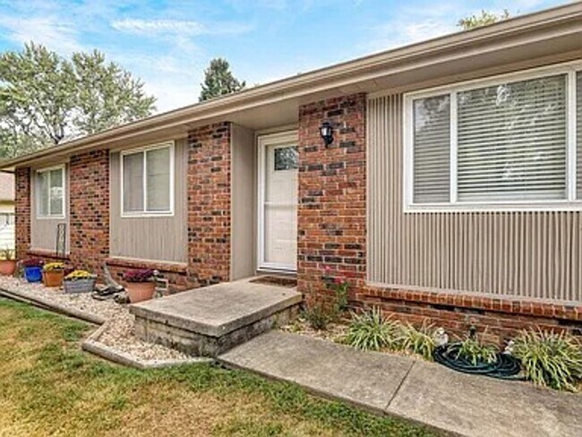 Building Photo - 3 Bed 1 Bath 2 Car Garage Available Now!!!