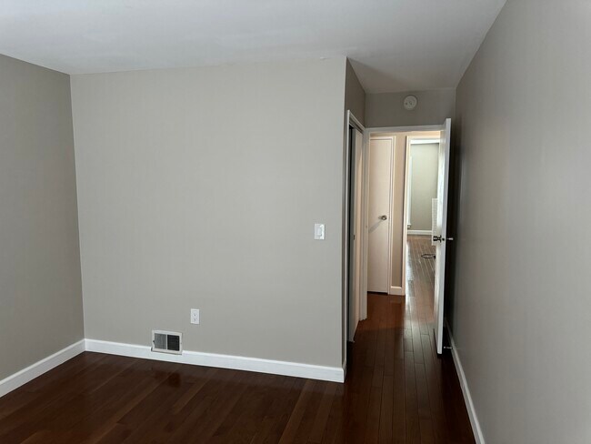 Foto del edificio - 25 Pierces Rd