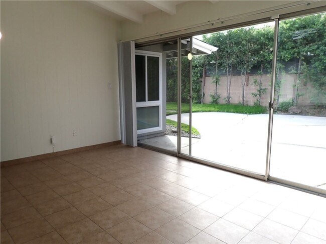 Foto del edificio - 12901 Martha Ann Dr