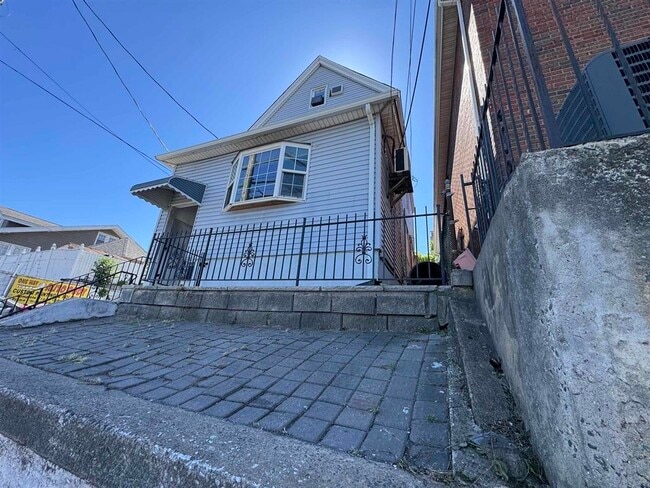 Foto del edificio - 8906 Tonnelle Ave