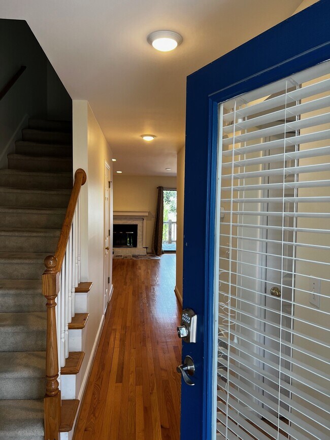 Foto del edificio - 2029 Eastwood Rd