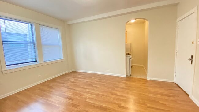 Building Photo - 839 W Sheridan Rd