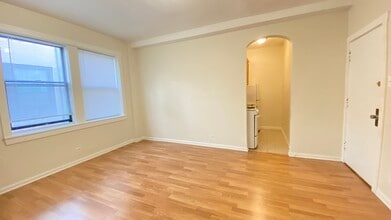 Building Photo - 839 W Sheridan Rd