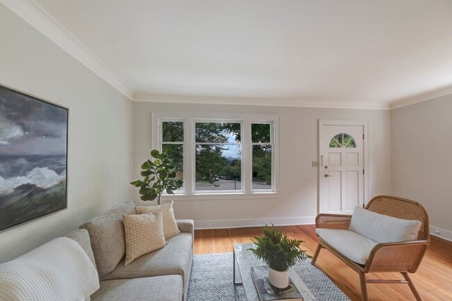 Building Photo - Charming 3BR Townhome in Seattle