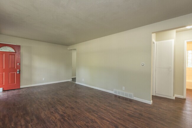 Building Photo - Beautiful 3 bedroom 1 bathroom home