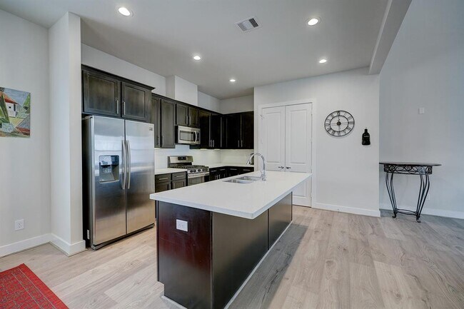 Building Photo - 9411 Benbow Park Ln