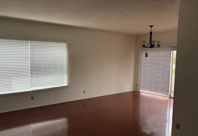 Interior Photo - 858 S Shenandoah St