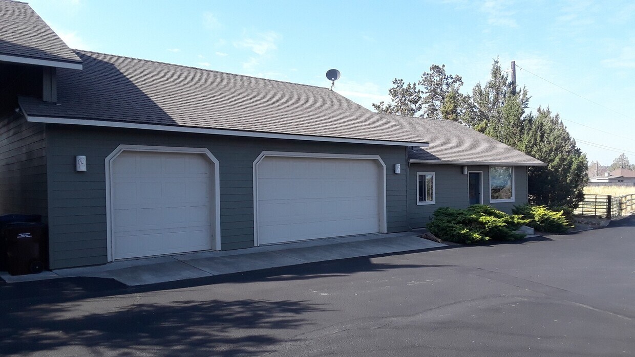 Primary Photo - Very private home overlooking Smith Rock, ...