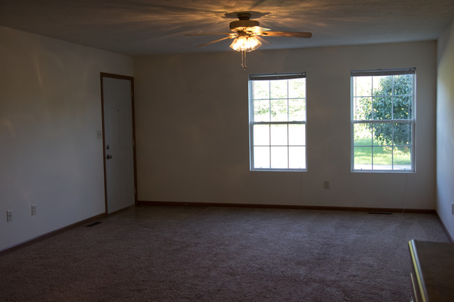 Living from kitchen - 4301 S Hilton St