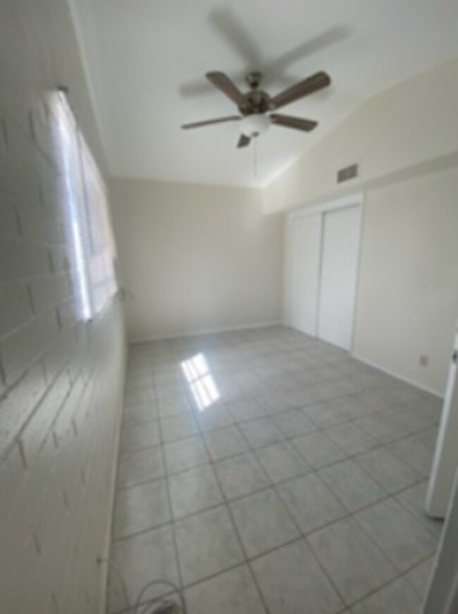 Building Photo - 819 E Alturas St
