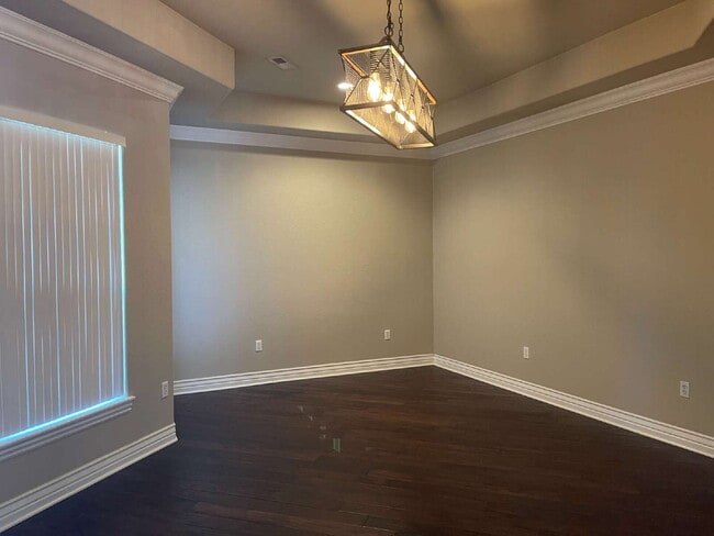 Building Photo - 4BR / 3Car garage / Fully fenced in backyard - Stunning property