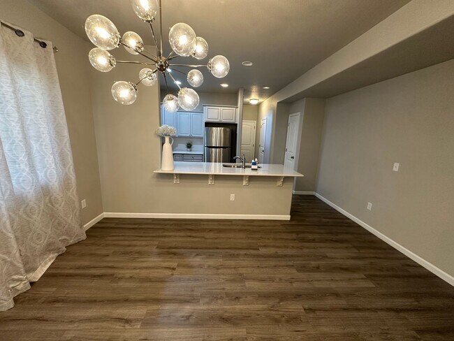 Foto del edificio - Modern 2-Bed, 2.5-Bath Townhome in Lorson ...