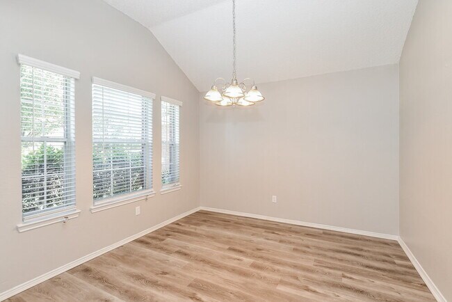 Building Photo - 2208 Sumac Dr