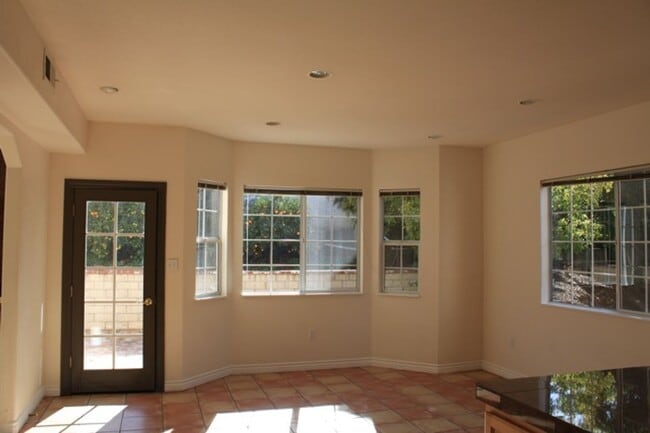 Building Photo - 4527 Hollister Ave