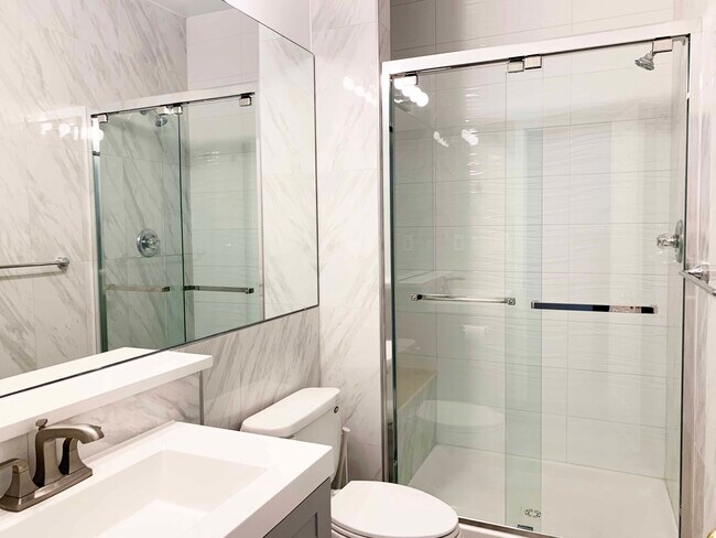 Baño renovado - 8309 Old Seven Locks Rd