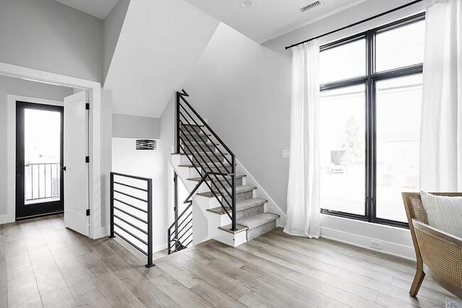 Building Photo - 705 E 16th St