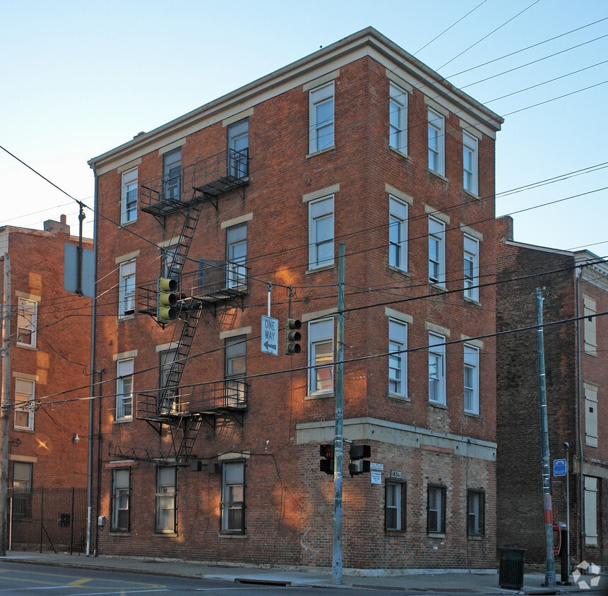Building Photo - 1830 Elm St