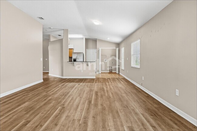 Foto del edificio - 25815 Crippen Dr