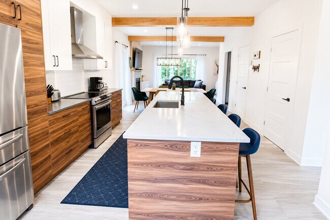 Building Photo - 585 Rue Charlie-Forbell