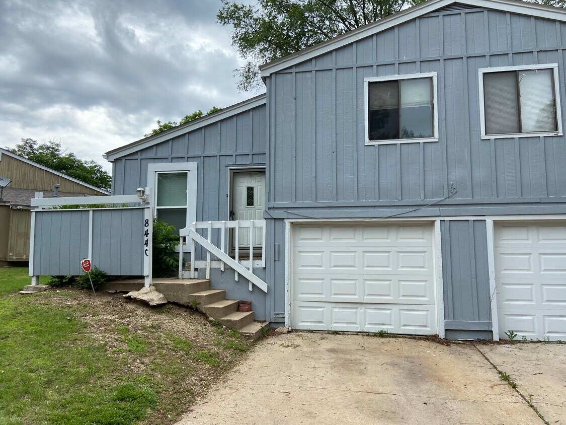 8446 Lane Dr, Raytown, MO 64138 Townhouse for Rent in Raytown, MO