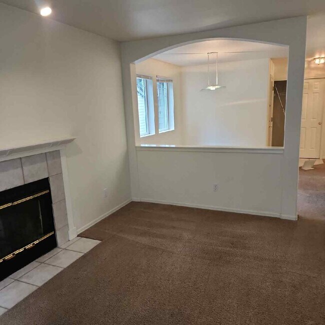Building Photo - MOVE-IN SPECIAL: $500 off second month's r...