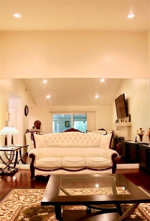 Foto del edificio - 10638 Balcom Ave